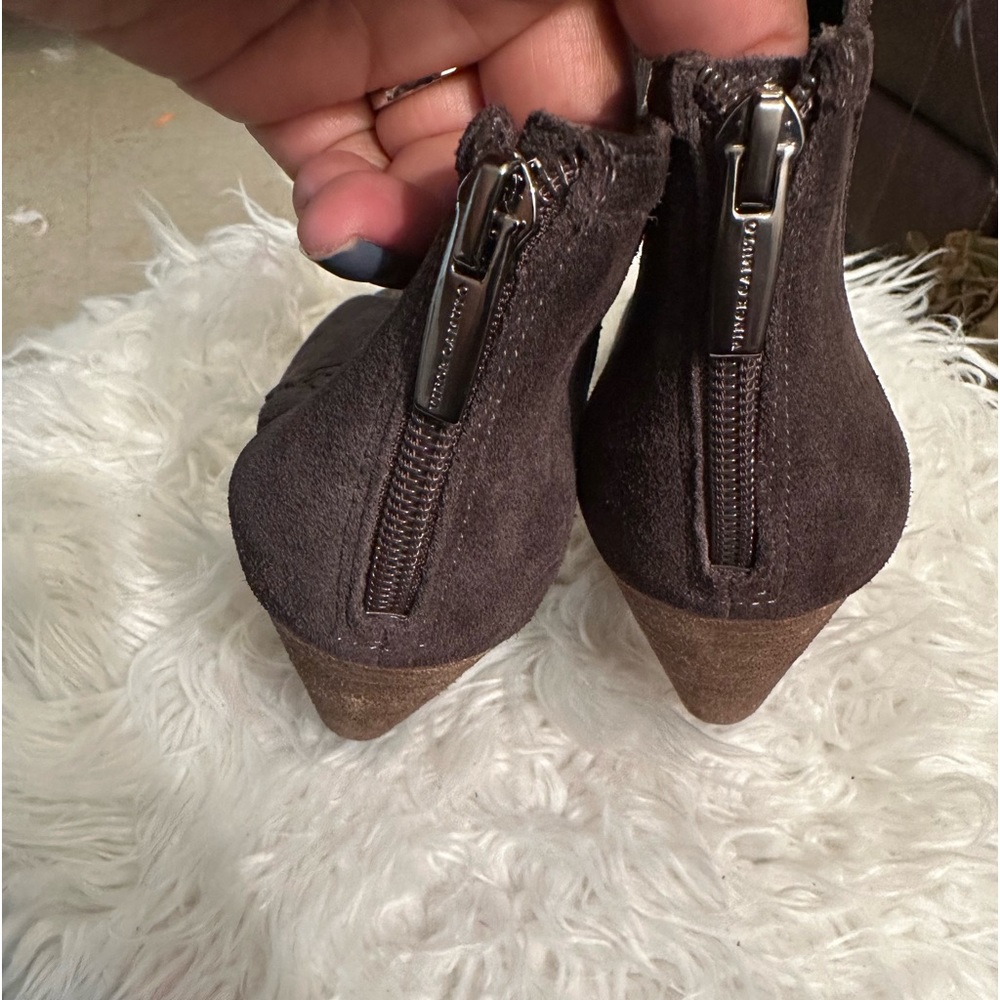 Vince Camuto Ebelin Suede
Cone-Heel Shootie Dark Grey Size 9.5 - Picture 5 of 8